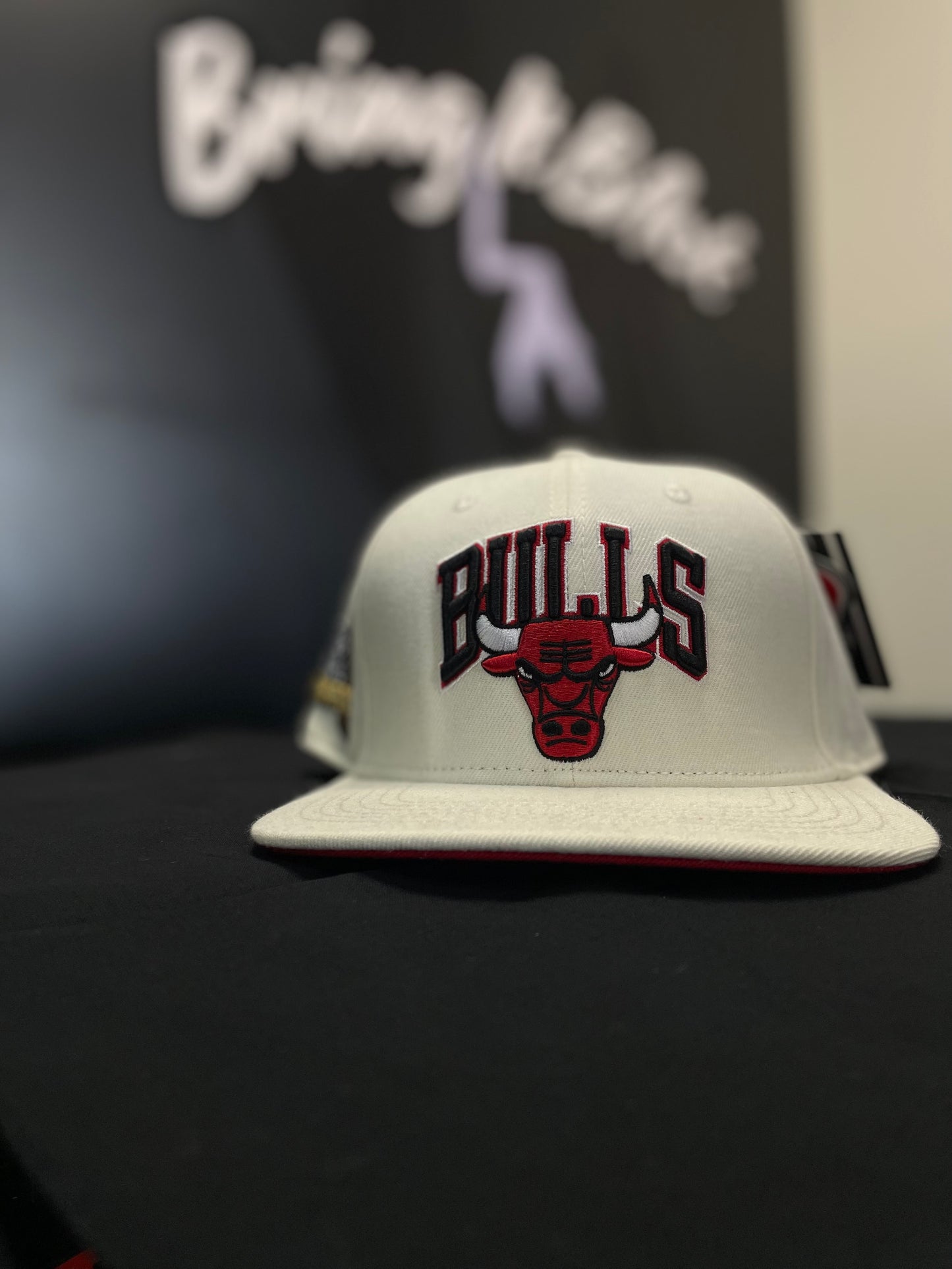 NBA BULLS HAT EGGSHELL AND RED| SNAPBACK