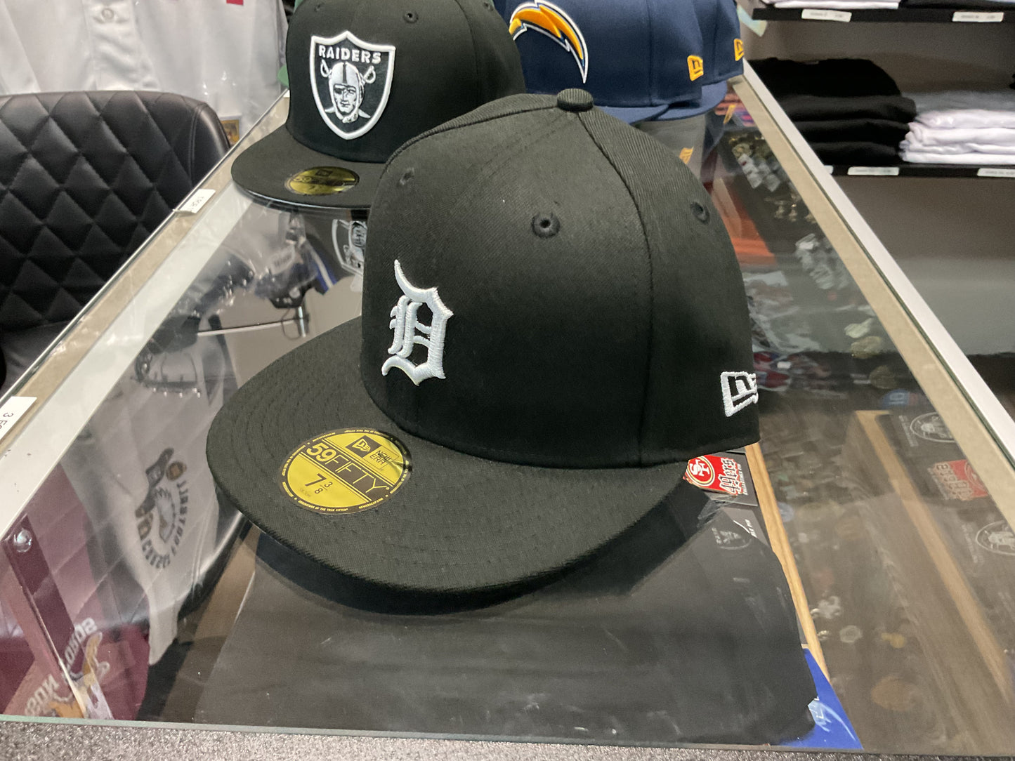 NEW ERA DETROIT TIGERS BLACKFITTED HAT….