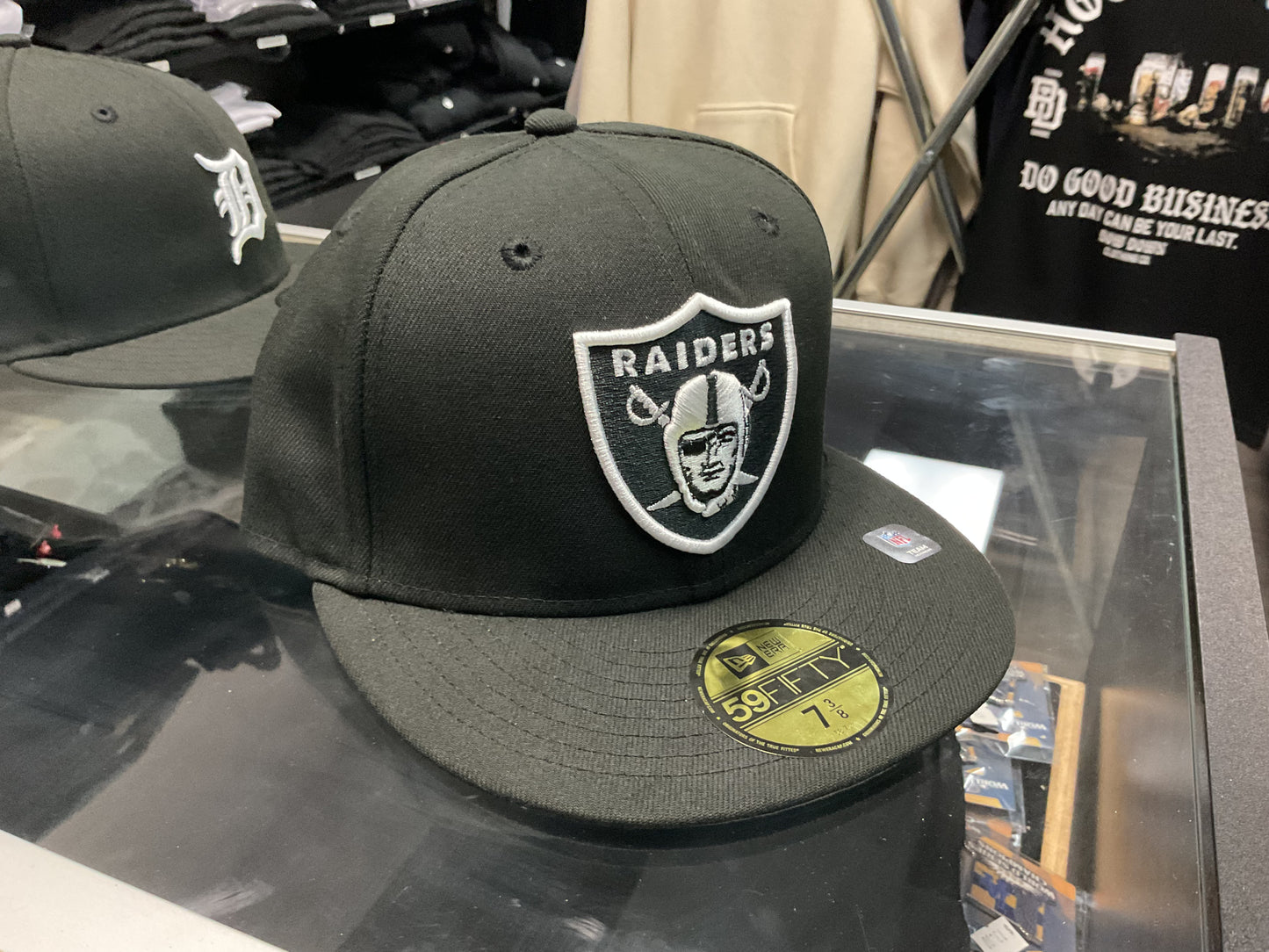 NEW ERA LAS VEGAS RAIDERS BLACK/WHITE FITTED HAT….
