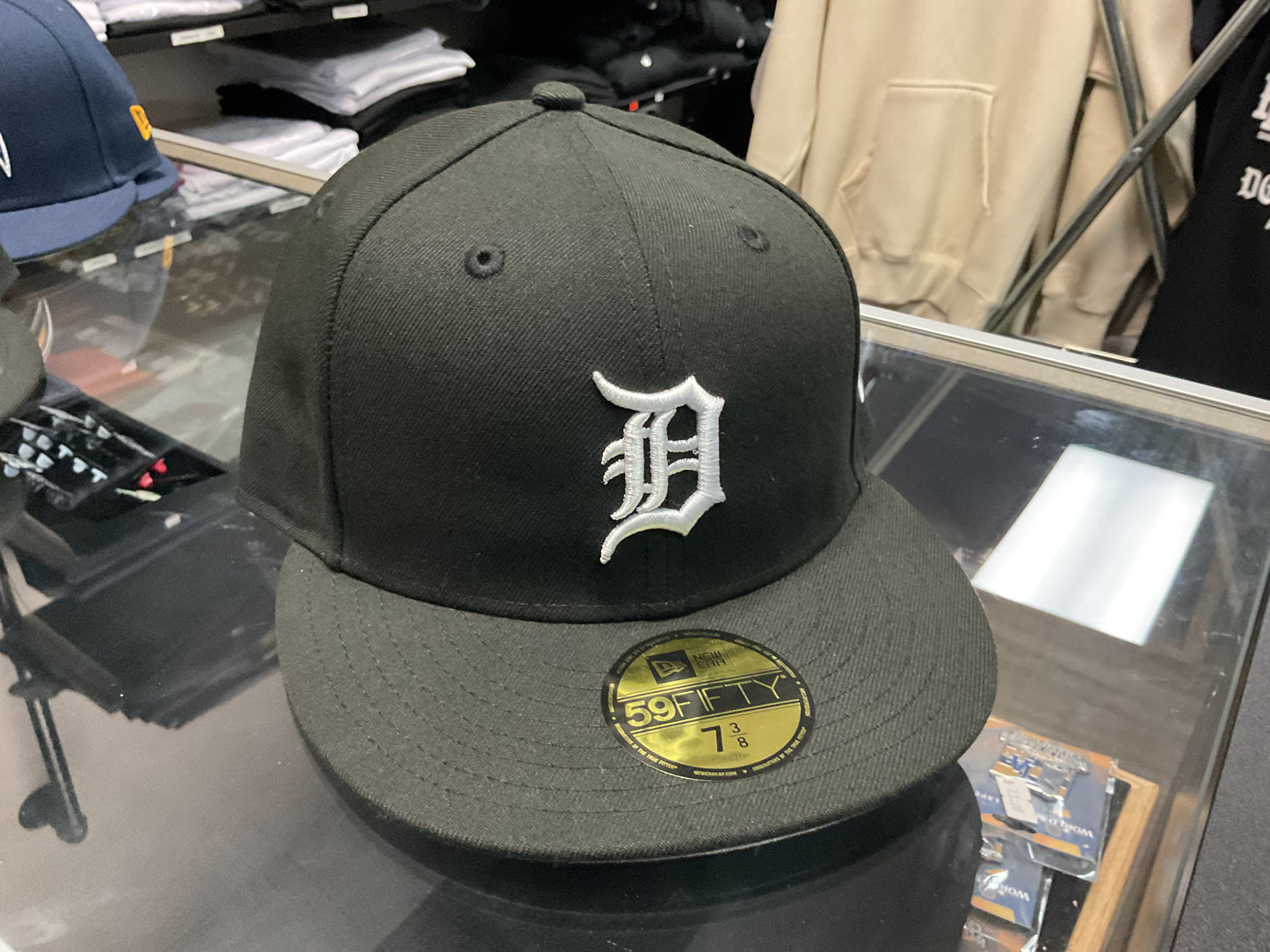 NEW ERA DETROIT TIGERS BLACKFITTED HAT….