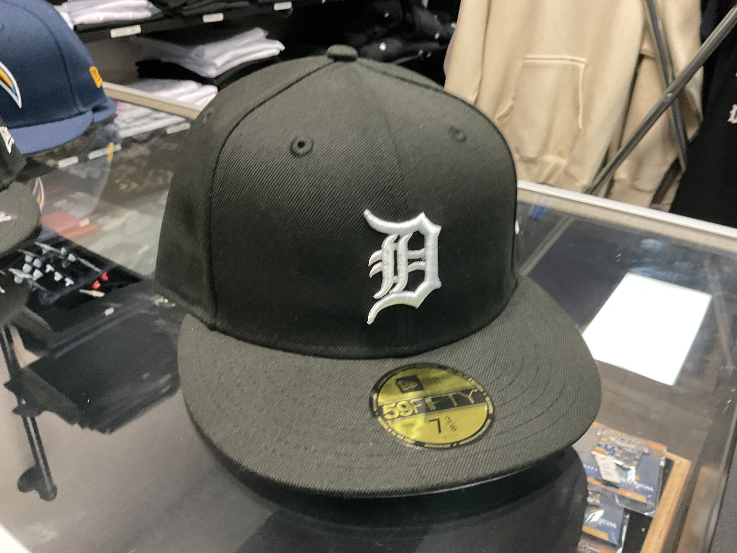 NEW ERA DETROIT TIGERS BLACKFITTED HAT….