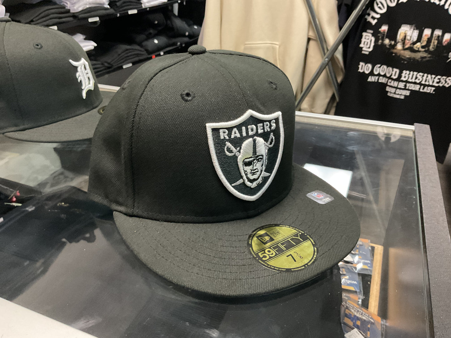 NEW ERA LAS VEGAS RAIDERS BLACK/WHITE FITTED HAT….