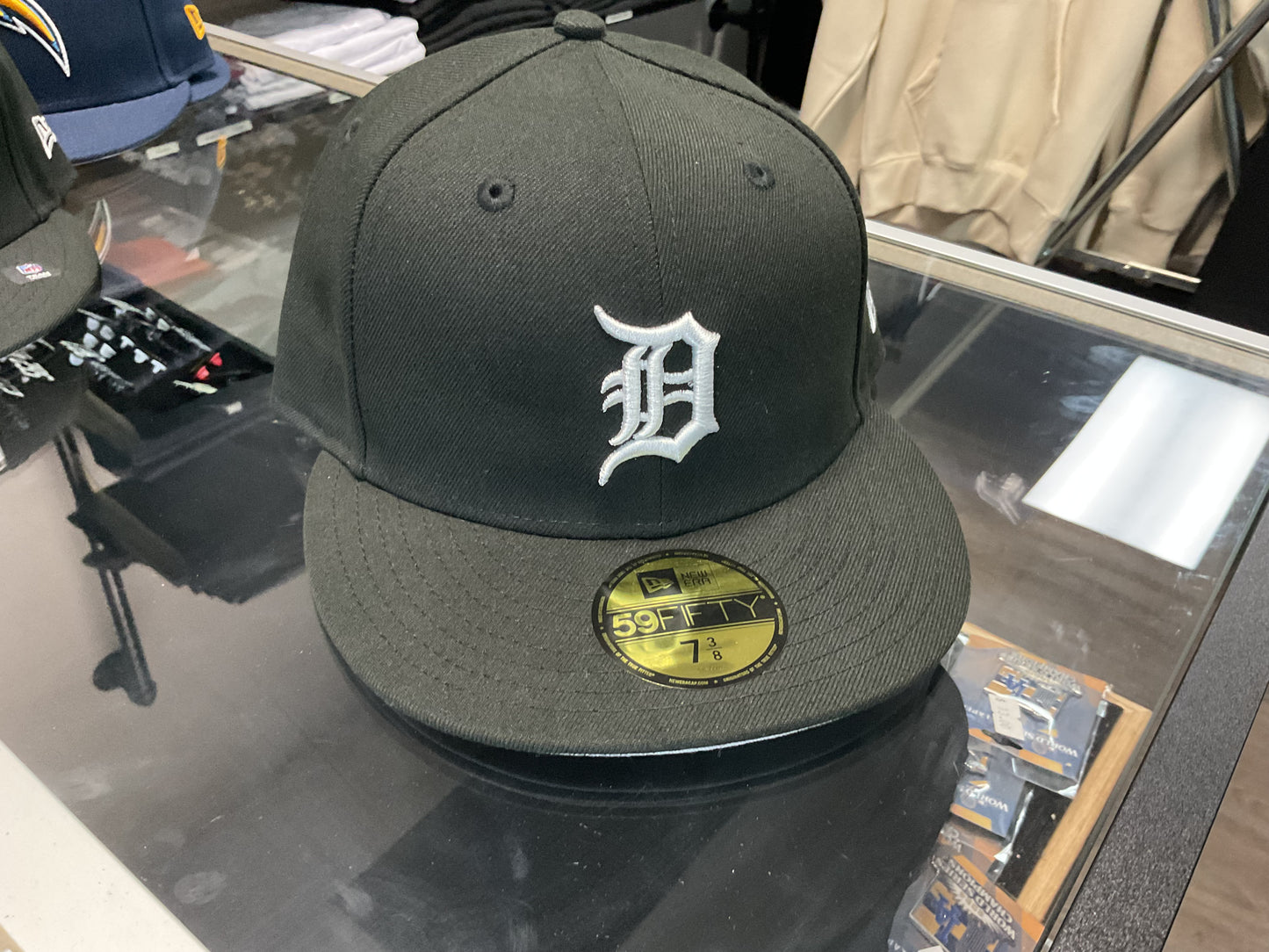 NEW ERA DETROIT TIGERS BLACKFITTED HAT….