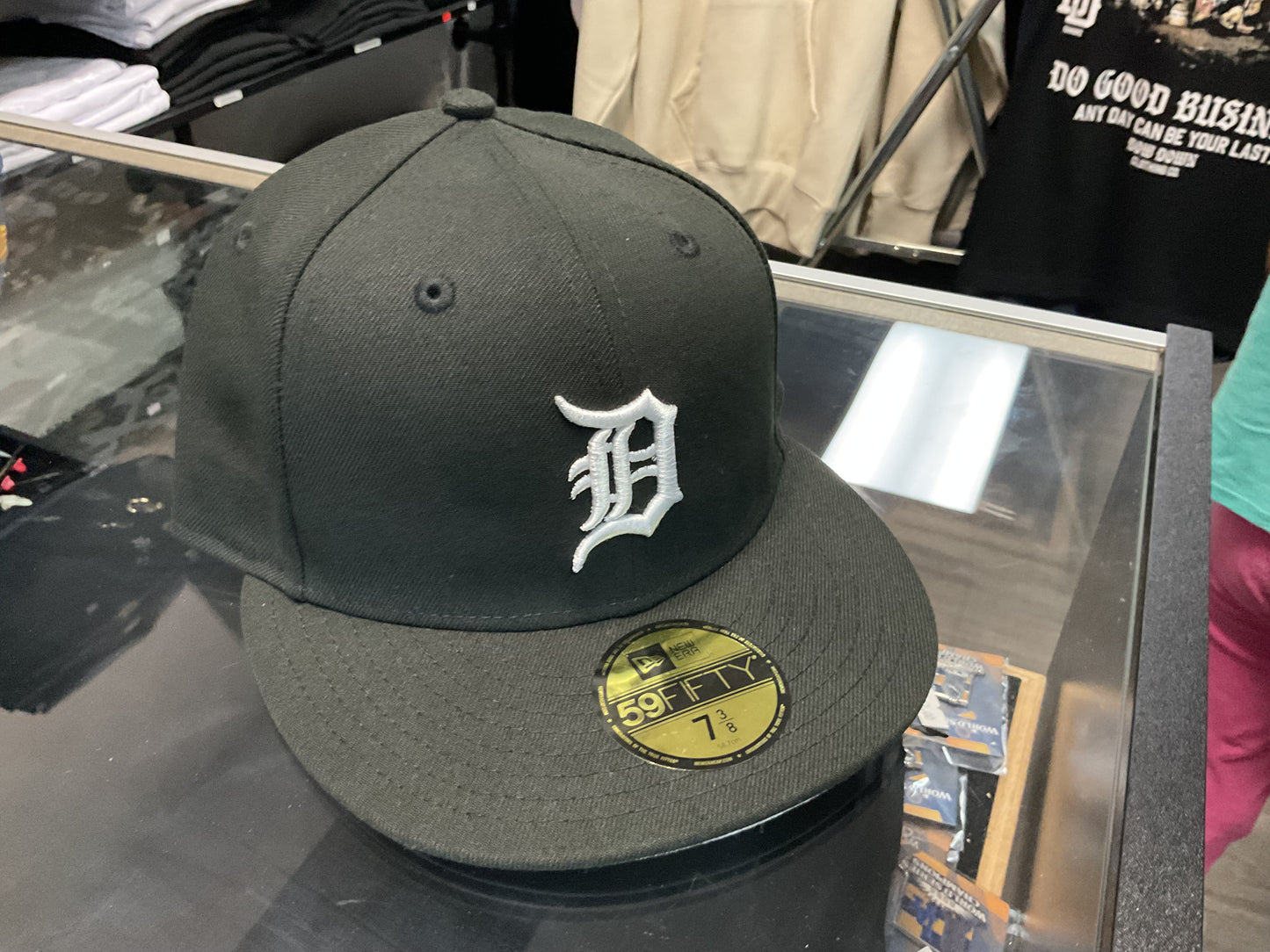 NEW ERA DETROIT TIGERS BLACKFITTED HAT….
