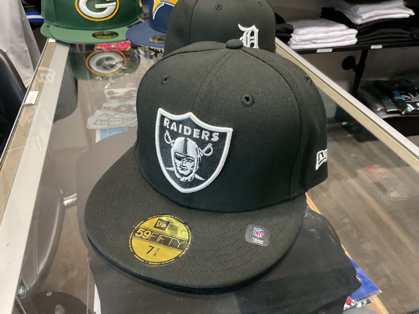 NEW ERA LAS VEGAS RAIDERS BLACK/WHITE  FITTED HAT….