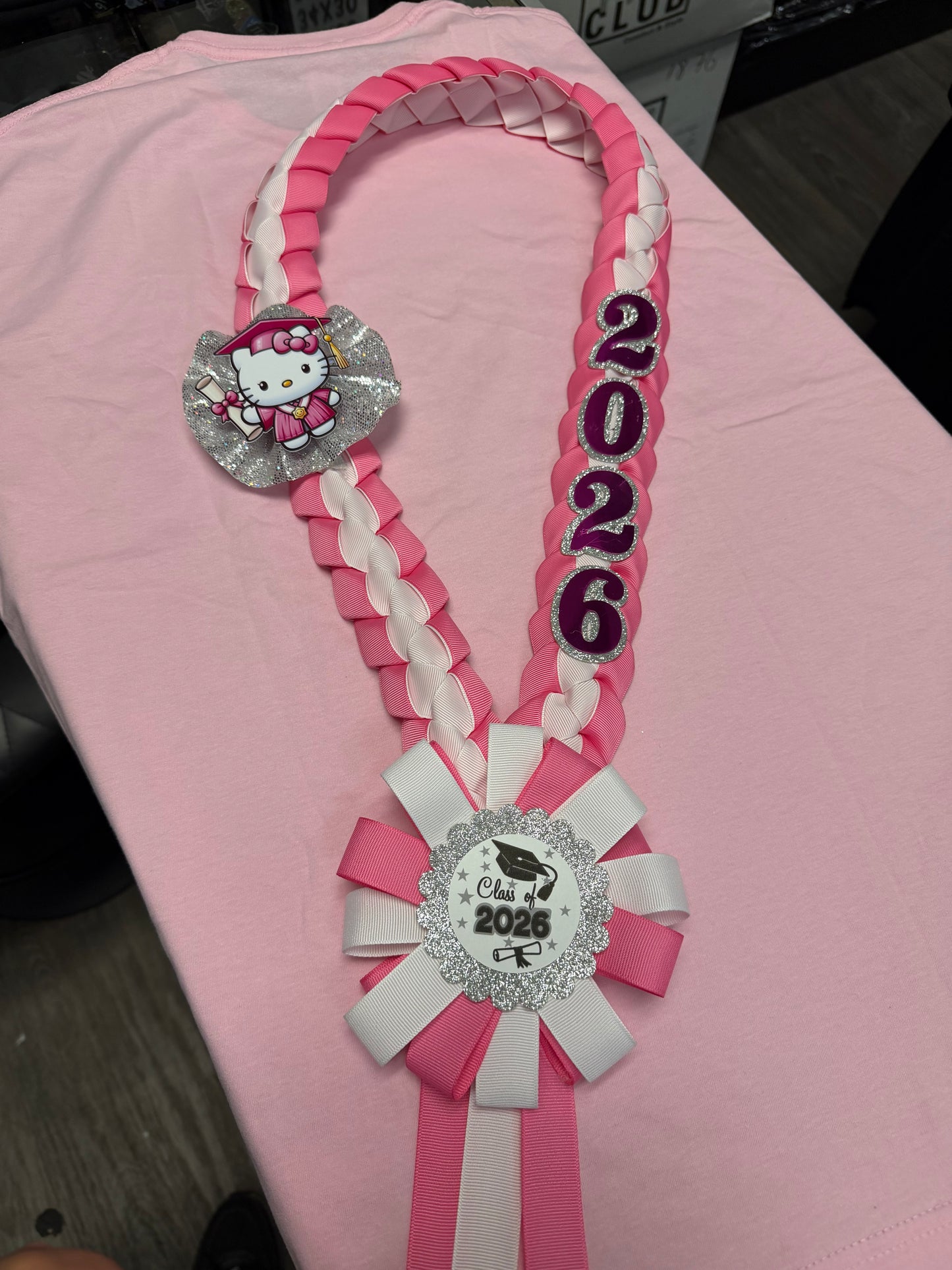 Graduation Lei Hot pink/White