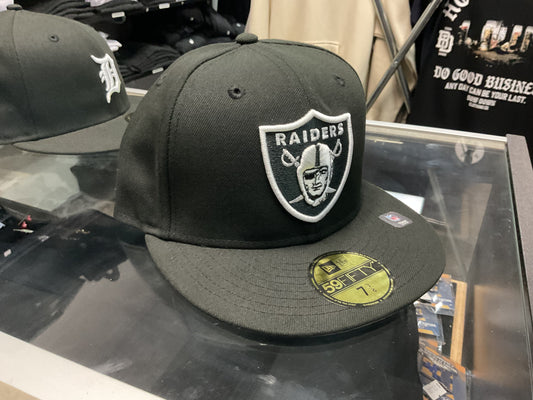 NEW ERA LAS VEGAS RAIDERS BLACK/WHITE  FITTED HAT….