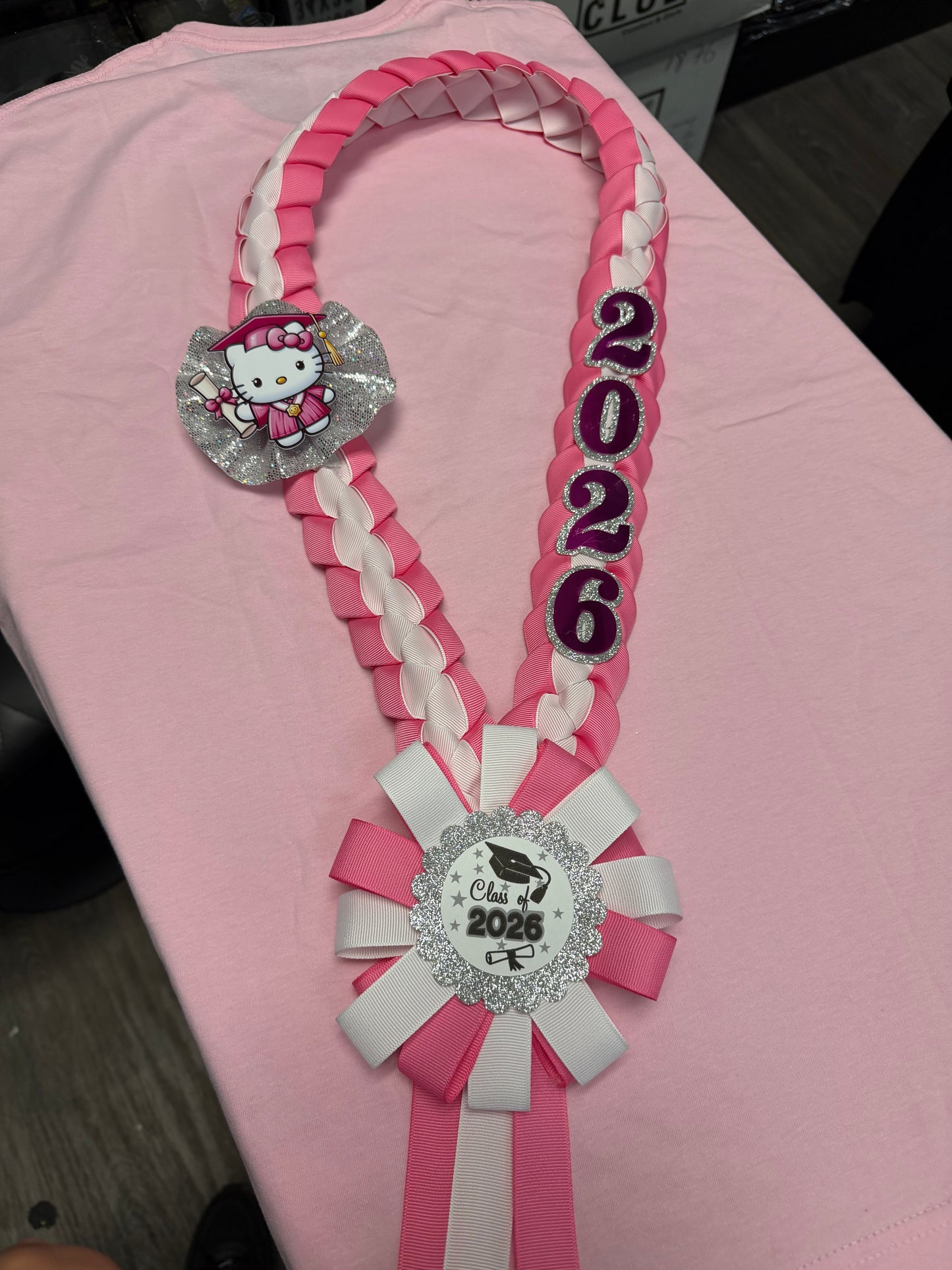 Graduation Lei Hot pink/White