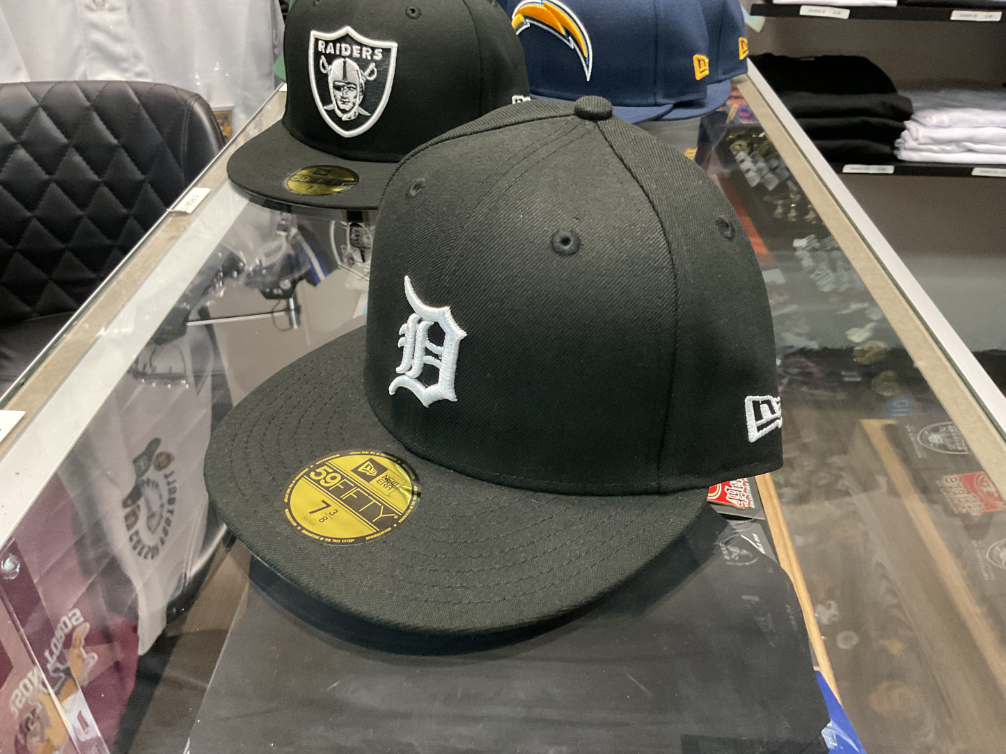 NEW ERA DETROIT TIGERS BLACKFITTED HAT….