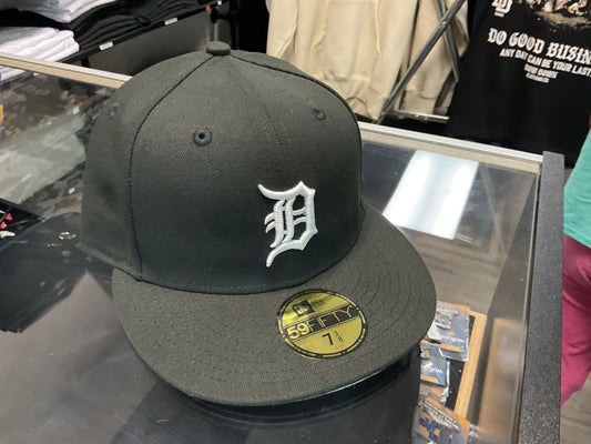 NEW ERA DETROIT TIGERS BLACKFITTED HAT….